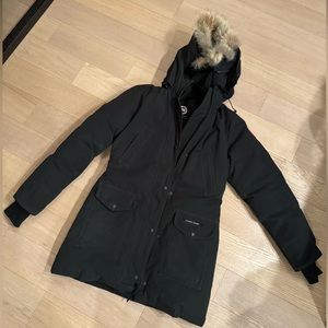 Canada Goose Trillium Parka Heritage
Extreme weather protection with fur hood.